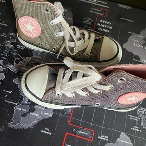 Girls Converse- Chuck Taylor
High Tops